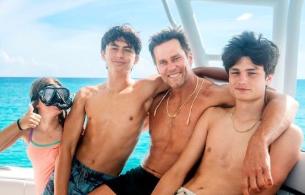 Tom Brady com os três filhos: John, Benjamin e Vivian