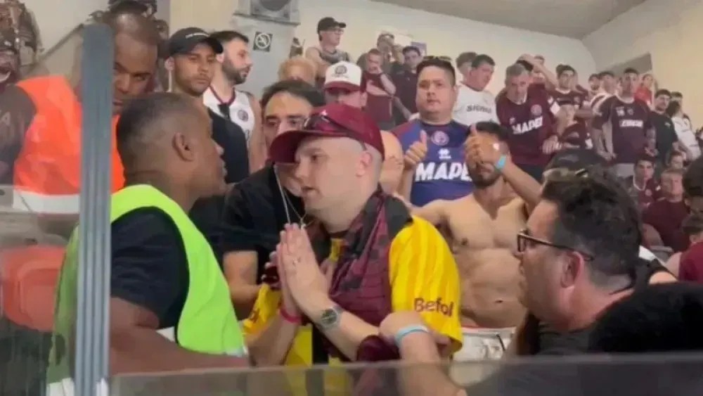 Torcedor do Lanús assumiu ter feito gestos racistas e fez sinal de desculpas