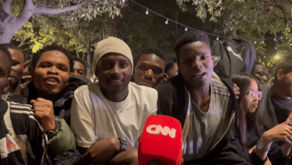Torcedores exaltam Vini Jr. em frente a teatro do prêmio Bola de Ouro