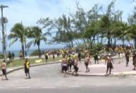 Torcedores do Peñarol entram em confronto com policiais em praia do Rio