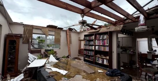 Casa destruída por tornado antes do furacão Milton em Fort Myers, na Flórida