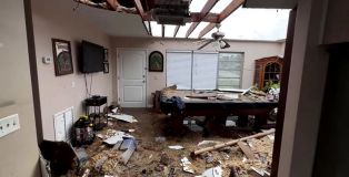 Casa destruída por tornado antes do furacão Milton em Fort Myers, na Flórida