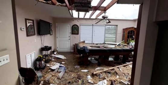 Casa destruída por tornado antes do furacão Milton em Fort Myers, na Flórida