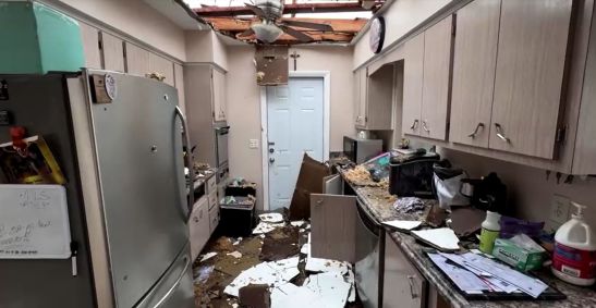 Casa destruída por tornado antes do furacão Milton em Fort Myers, na Flórida