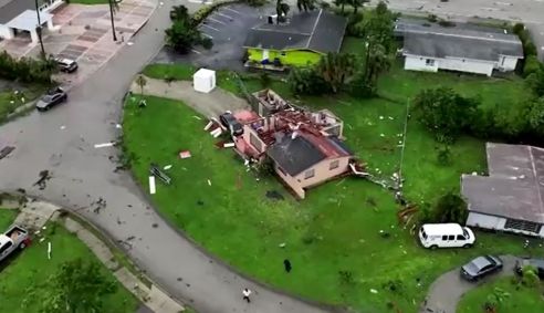 Casa destruída por tornado antes do furacão Milton em Fort Myers, na Flórida