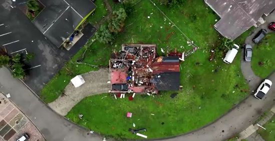 Casa destruída por tornado antes do furacão Milton em Fort Myers, na Flórida