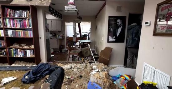 Casa destruída por tornado antes do furacão Milton em Fort Myers, na Flórida