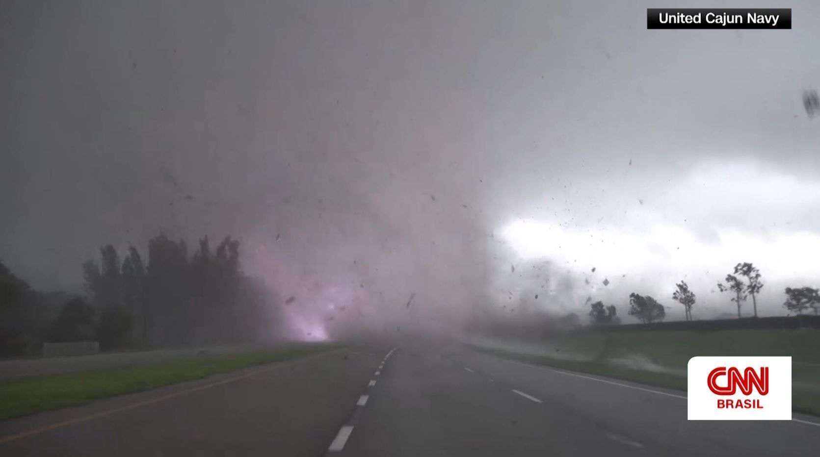 Tornado na Flórida durante passagem do furacão Milton