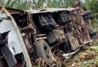 Três pessoas morrem após capotamento de trio elétrico em rodovia de Pernambuco