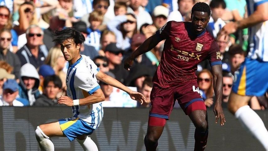 Axel Tuanzebe defende o Ipswich Town da Inglaterra