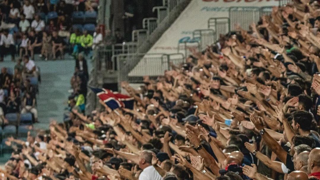 Torcida do Cagliari no Unipol Domus