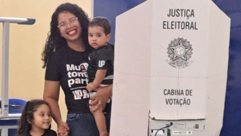 A candidata Ludmila Outtes (UP) vota nas eleições municipais de Recife deste domingo (6) • Reprodução