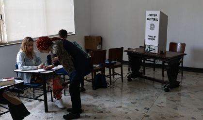 Movimentação de eleitores no colégio Madre Alix