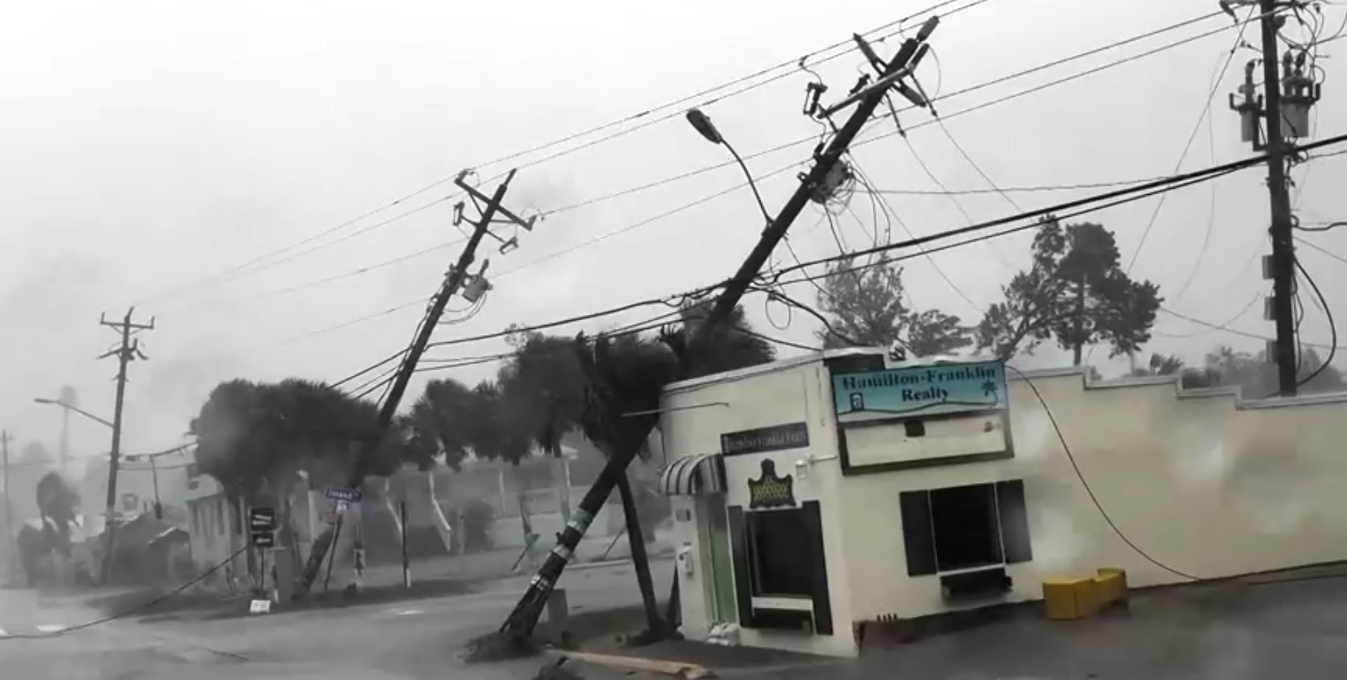 Postes caídos em Matlacha, Flórida, antes da chegada do furacão Milton