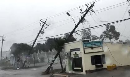 Postes caídos em Matlacha, Flórida, antes da chegada do furacão Milton