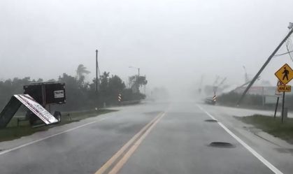 Postes caídos em Matlacha, Flórida, antes da chegada do furacão Milton