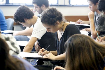 Estudante fazendo vestibular