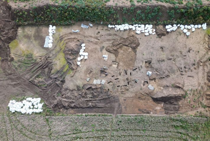 Vista aérea mostra arqueólogos trabalhando em escavações no local de sepultamento da era Viking encontrado no vilarejo de Asum, na Dinamarca • Tom Little/Reuters via CNN Newsource