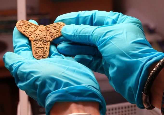 Broche encontrado em um local de sepultamento da era Viking durante uma entrevista com jornalistas em Odense, Dinamarca • Tom Little/Reuters via CNN Newsource