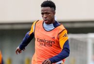 Vini Jr. cruza de letra e Endrick quase marca de voleio no Real Madrid; assista