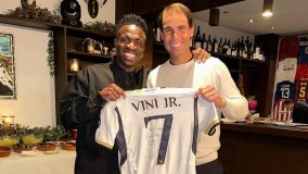 Vini Jr entregou camisa do Real Madrid para Nadal, torcedor do clube
