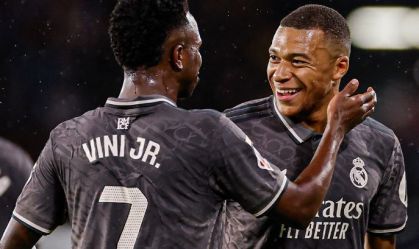 Vini Jr. e Mbappé comemoram um dos gols da vitória do Real Madrid pela LALIGA
