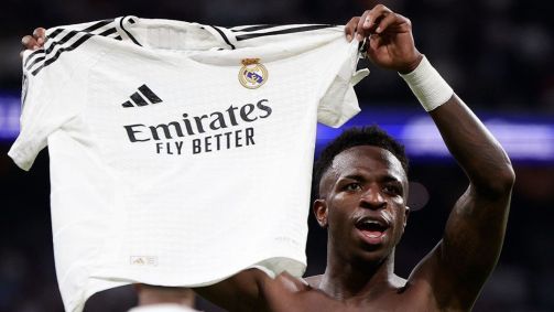 Vini Jr. comemora seua atuação após o apito final na goleada do Real Madrid sobre o Dortmund