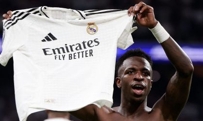 Vini Jr. comemora seua atuação após o apito final na goleada do Real Madrid sobre o Dortmund