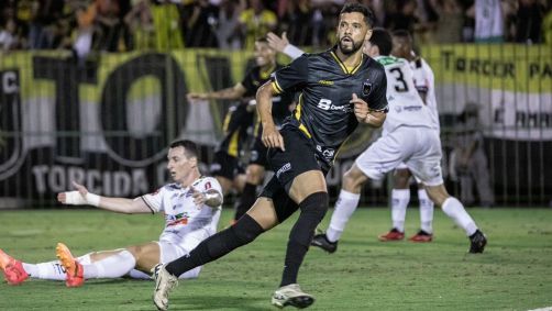 Heliardo comemora o gol do Volta Redonda no jogo de ida da final da Série C, contra o Athletic-MG