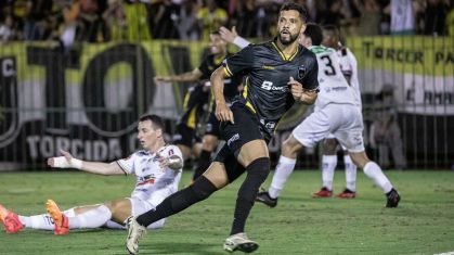 Heliardo comemora o gol do Volta Redonda no jogo de ida da final da Série C, contra o Athletic-MG