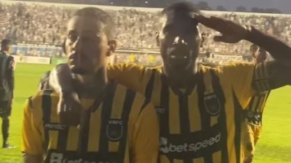 Jogadores do Volta Redonda celebram o título da terceirona