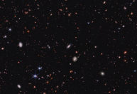 Pontos vermelhos no espaço intrigam astrônomos; entenda o que são