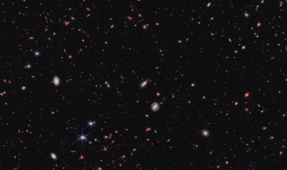Pontos vermelhos no espaço intrigam astrônomos; entenda o que são