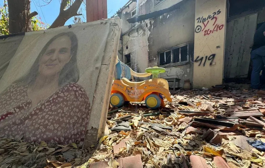 Um brinquedo de criança é visto cercado por escombros no kibutz Be'eri em Israel, quase um ano após o ataque liderado pelo Hamas em 7 de outubro de 2023 • Matthew Chance/CNN