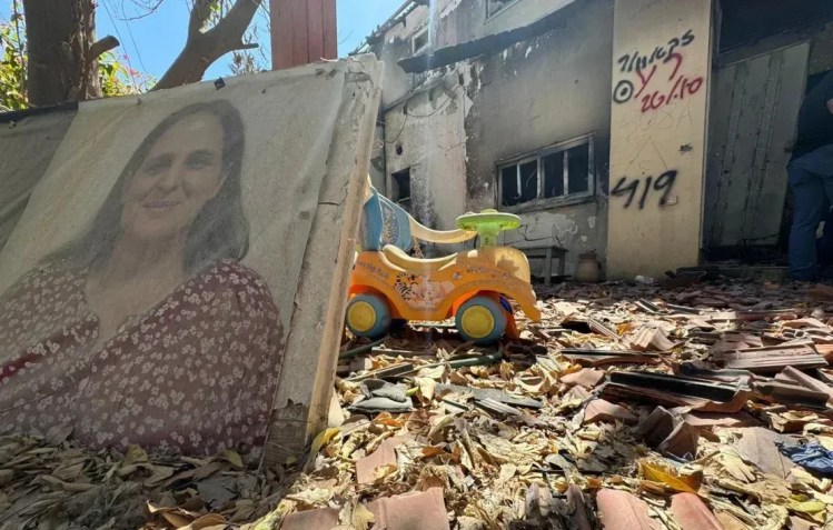 Um brinquedo de criança é visto cercado por escombros no kibutz Be'eri em Israel, quase um ano após o ataque liderado pelo Hamas em 7 de outubro de 2023 • Matthew Chance/CNN