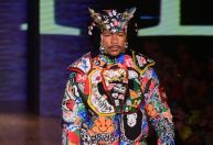 Xamã cruza passarela da SPFW com capacete futurista; veja