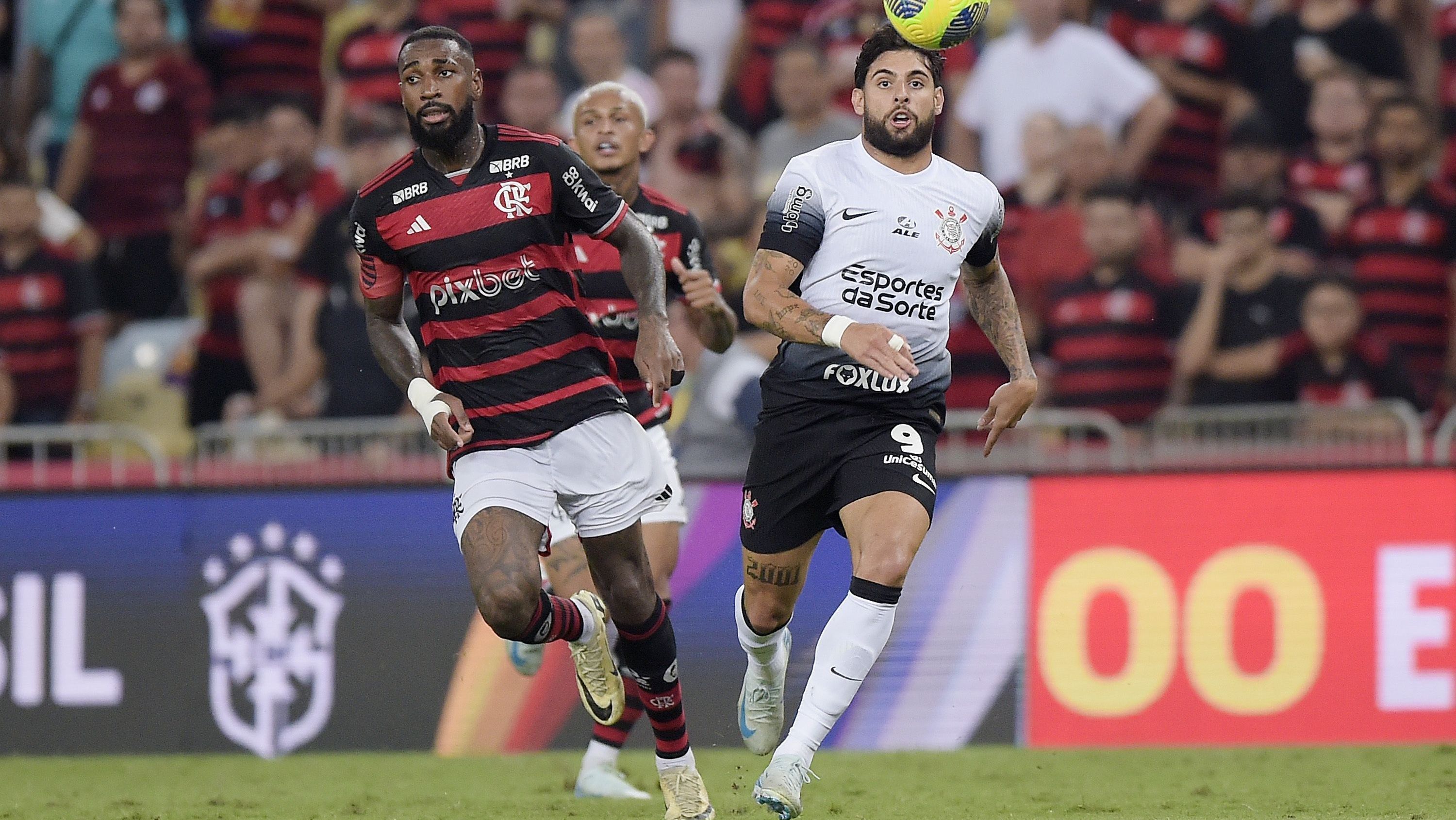 Gerson disputa lance com Yuri Alberto durante partida no Maracanã