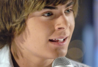 Zac Efron completa 37 anos; relembre 5 filmes estrelados pelo ator