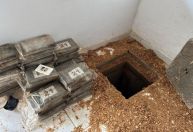 Polícia encontra bunker do crime com fuzil e drogas no litoral de SP