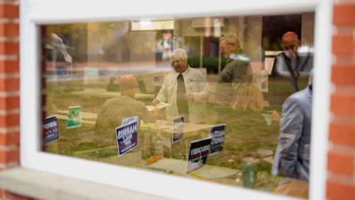 Eleitores votam em Springfield, na Pensilvânia