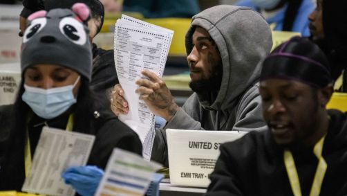 Trabalhadores que estão atuando em seções eleitorais na Filadélfia