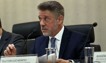 O secretário de Orçamento Federal, Clayton Montes fala durante entrevista coletiva para detalhar a proposta de orçamento da União de 2025, enviada ao Congresso Nacional na última sexta-feira (30)