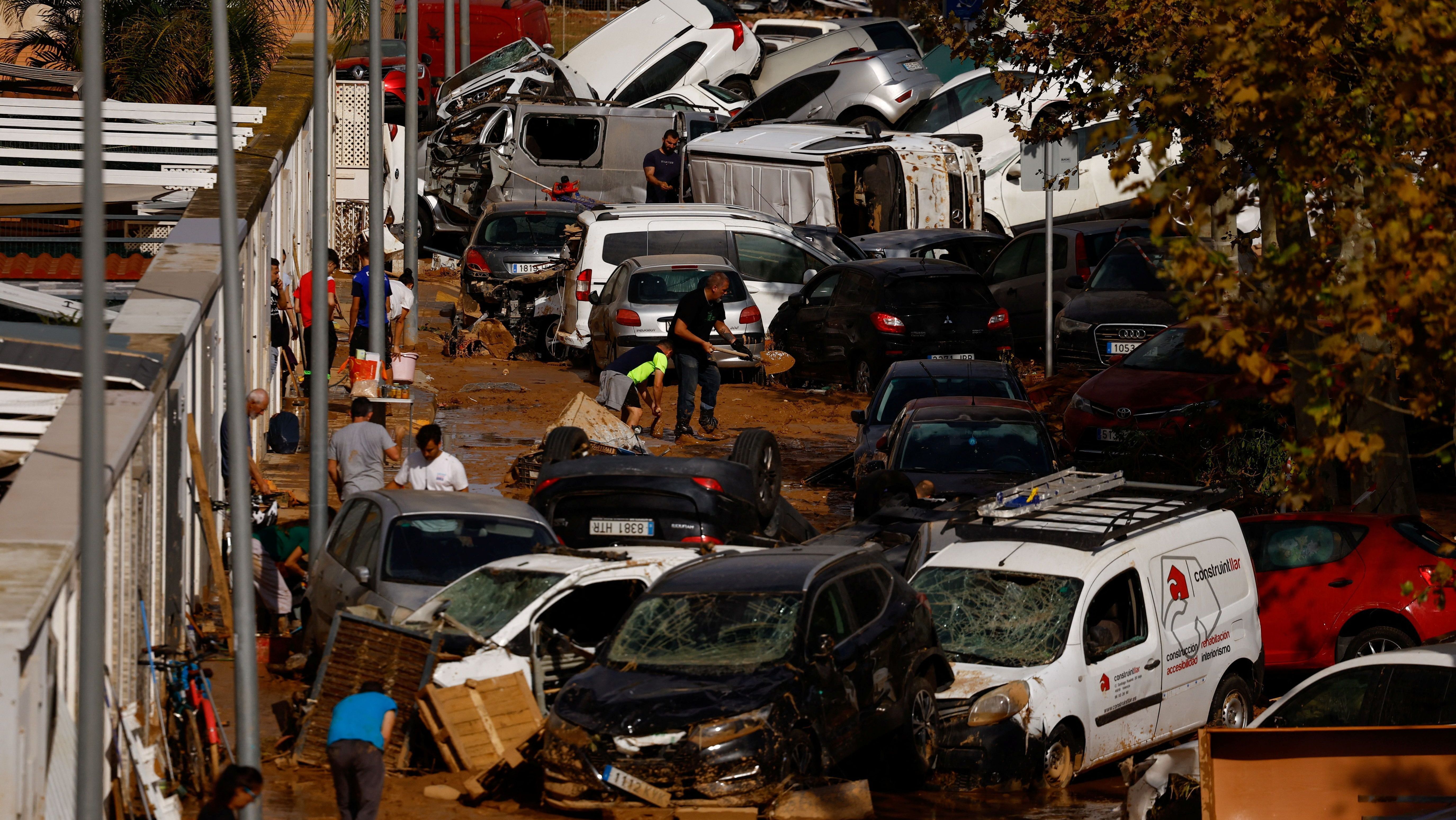 Carros empilhados após fortes chuvas e inundações em Valência, na Espanha