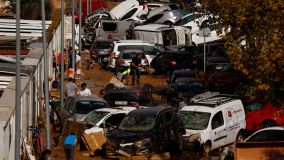 Carros empilhados após fortes chuvas e inundações em Valência, na Espanha