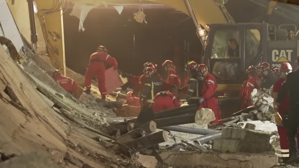 Equipes de resgate atuam após desabamento de teto de estação em Novi Sad, na Sérvia