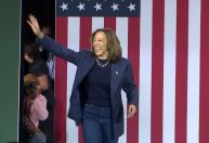 Kamala Harris apela a cristãos e árabes-americanos em comício no Michigan