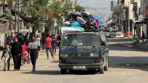 Palestinos fogem de ataques israelenses em Nuseirat, centro de Gaza