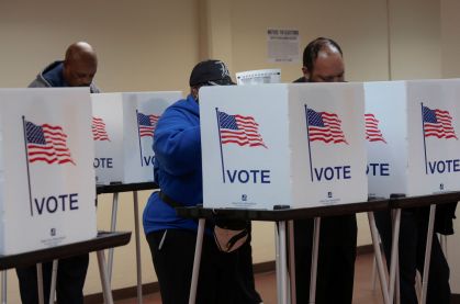 Eleitores registram seus votos antecipadamente em local de votação de Detroit, Michigan