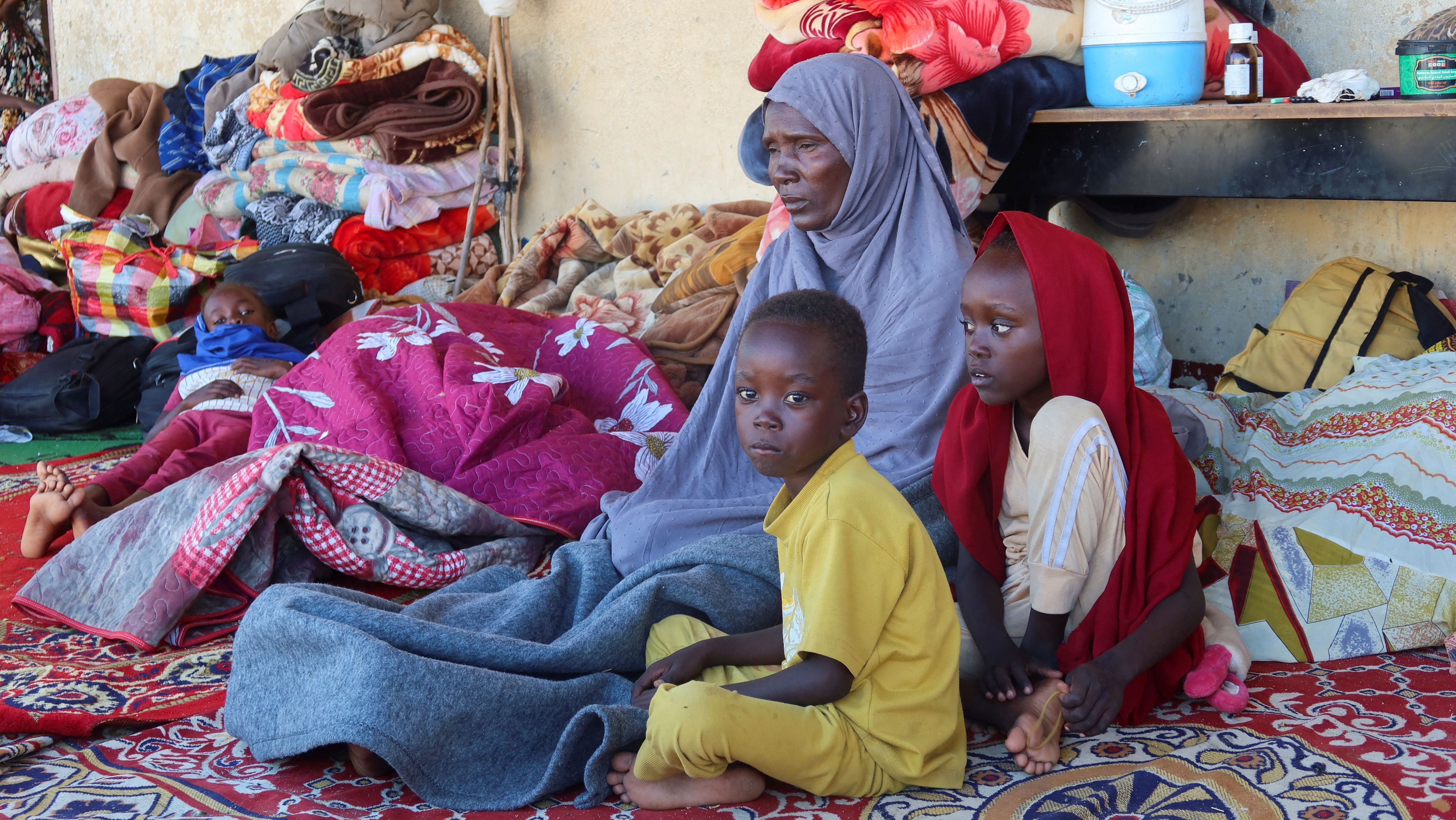 Família sudanesa deslocada do Estado de Gezira por forças paramilitares em abrigo em New Halfa, no Sudão