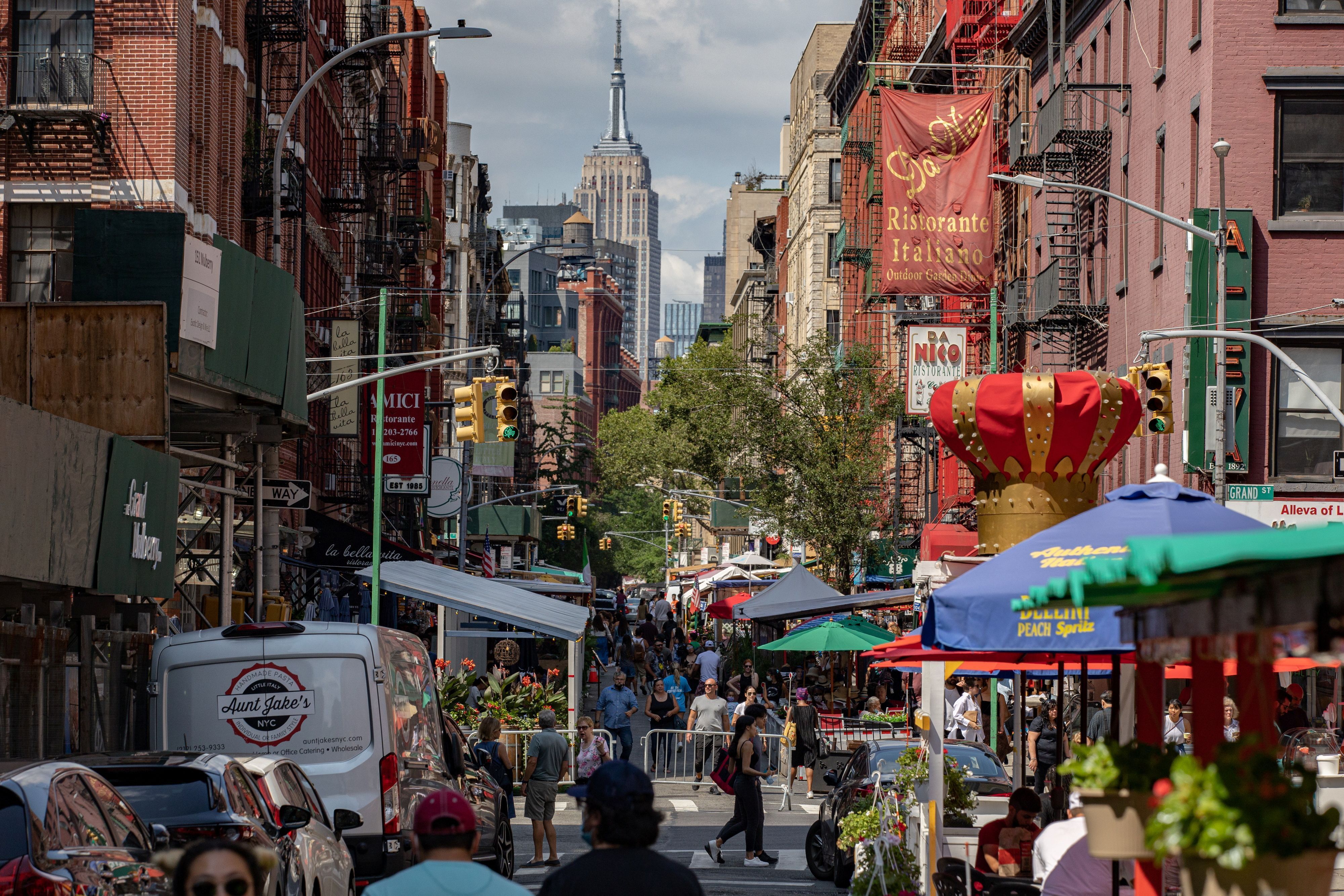 Rua repleta de mesas ao ar livre para restaurantes no bairro Little Italy de Manhattan, na cidade de Nova York